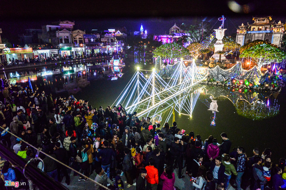 Hàng nghìn người rước tượng Chúa Hài Đồng đêm Giáng sinh